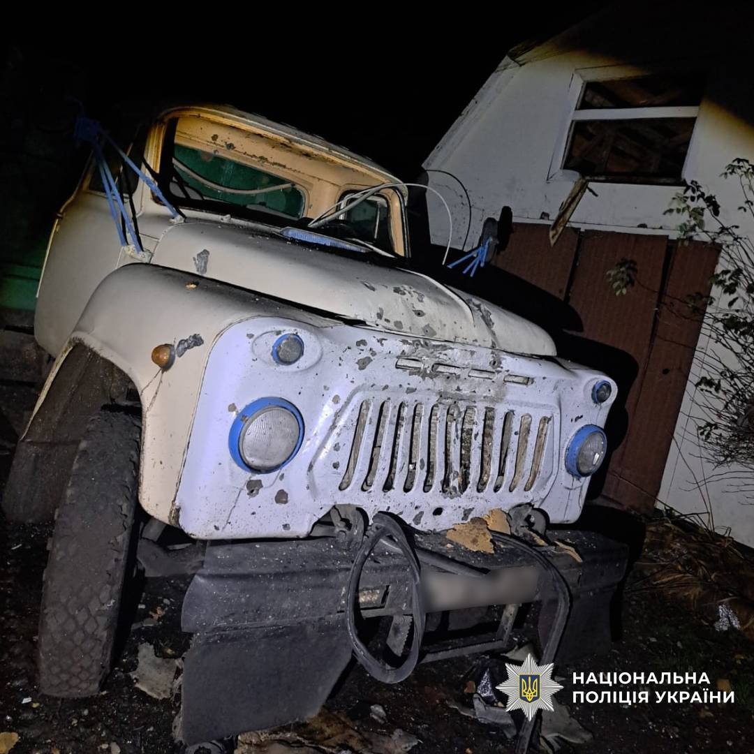 Авто, яке зазнало руйнувань унаслідок обстрілу