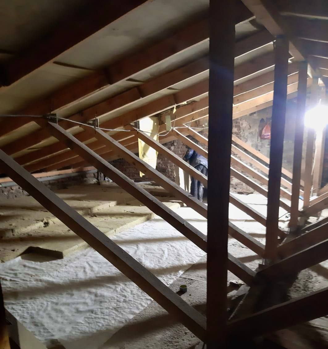 Фахівці ремонтують житловий будинок