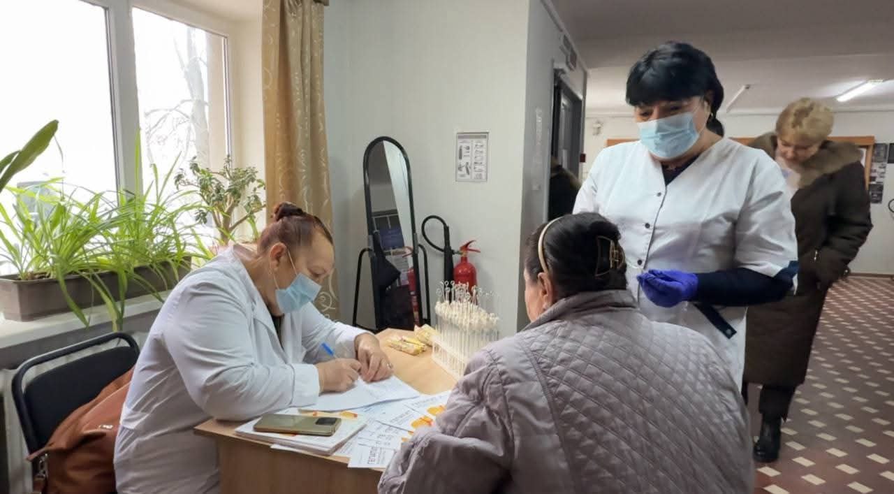 Мобільні медбригади надали допомогу тисячам ВПО