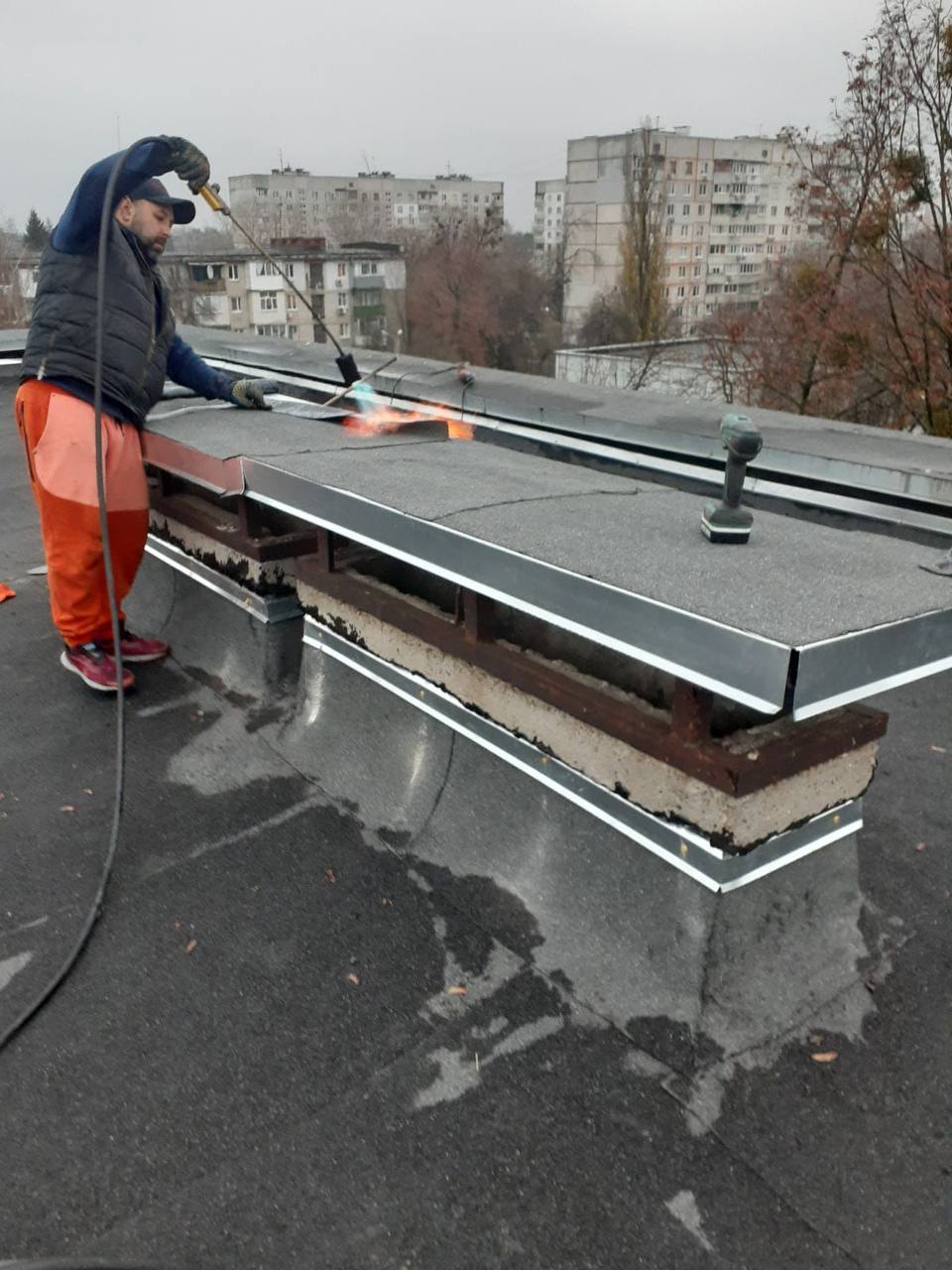 У Харкові ремонтують покрівлі