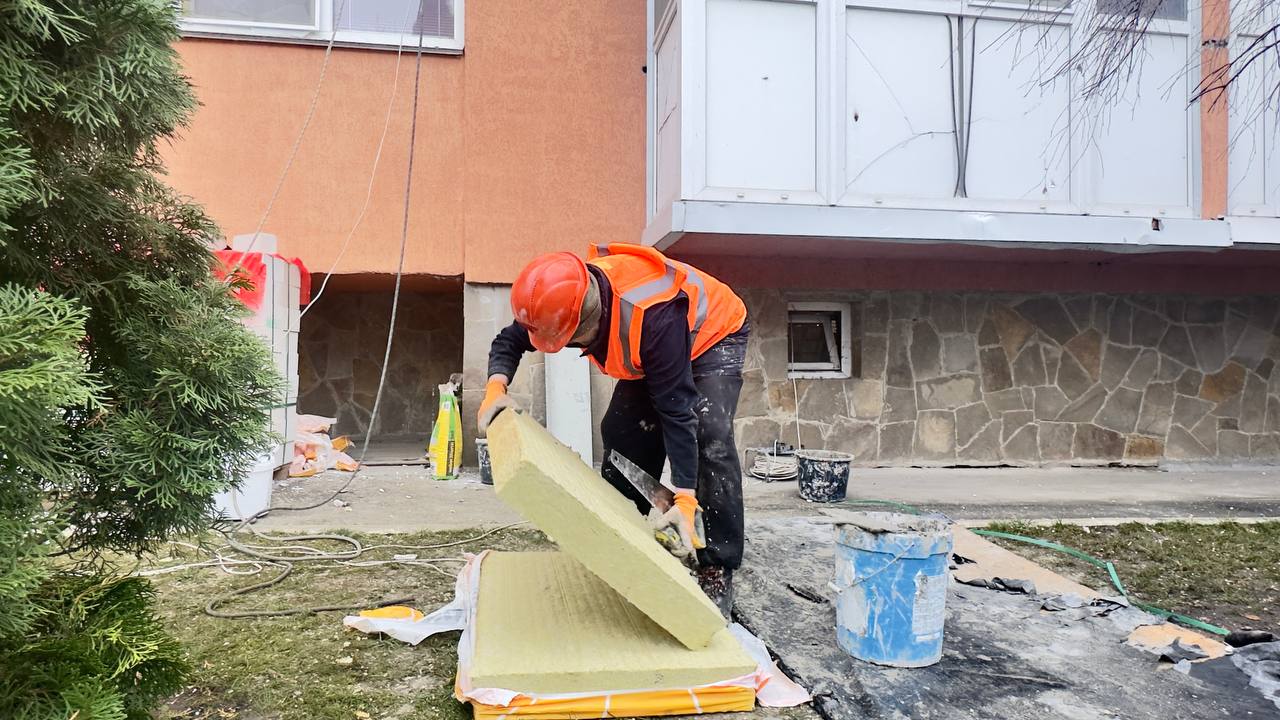 Фахівці відбудовують будівлю