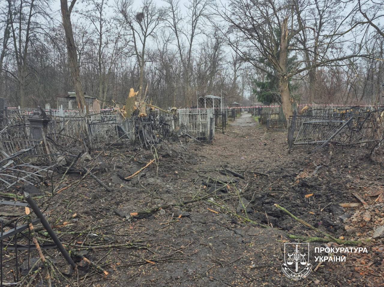 Наслідки влучання авіабомби по кладовищу