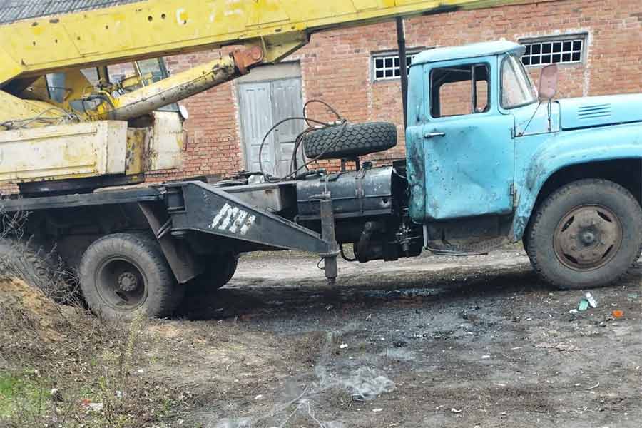 Автокран, пошкоджений через обстріл