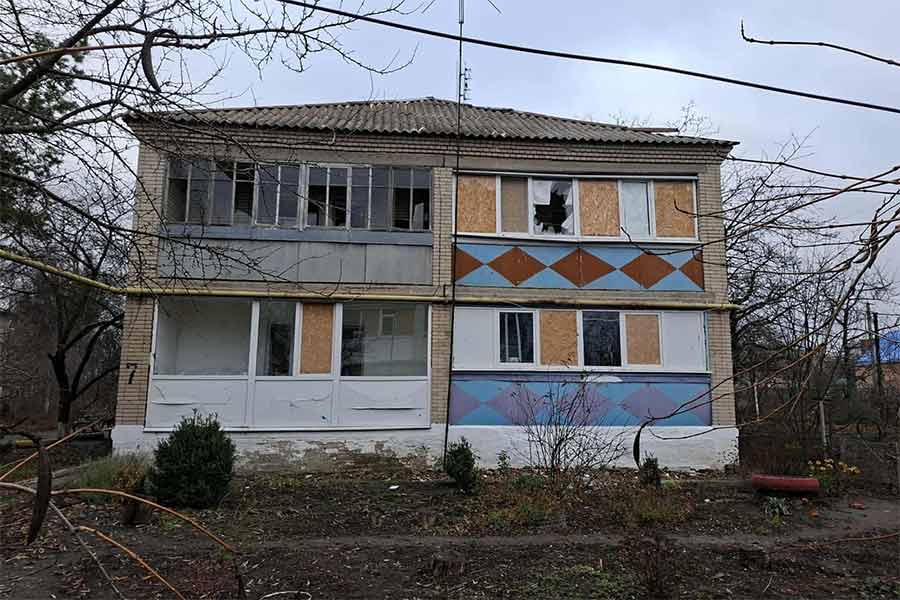 Пошкоджені пʼять двоповерхових багатоквартирних будинків