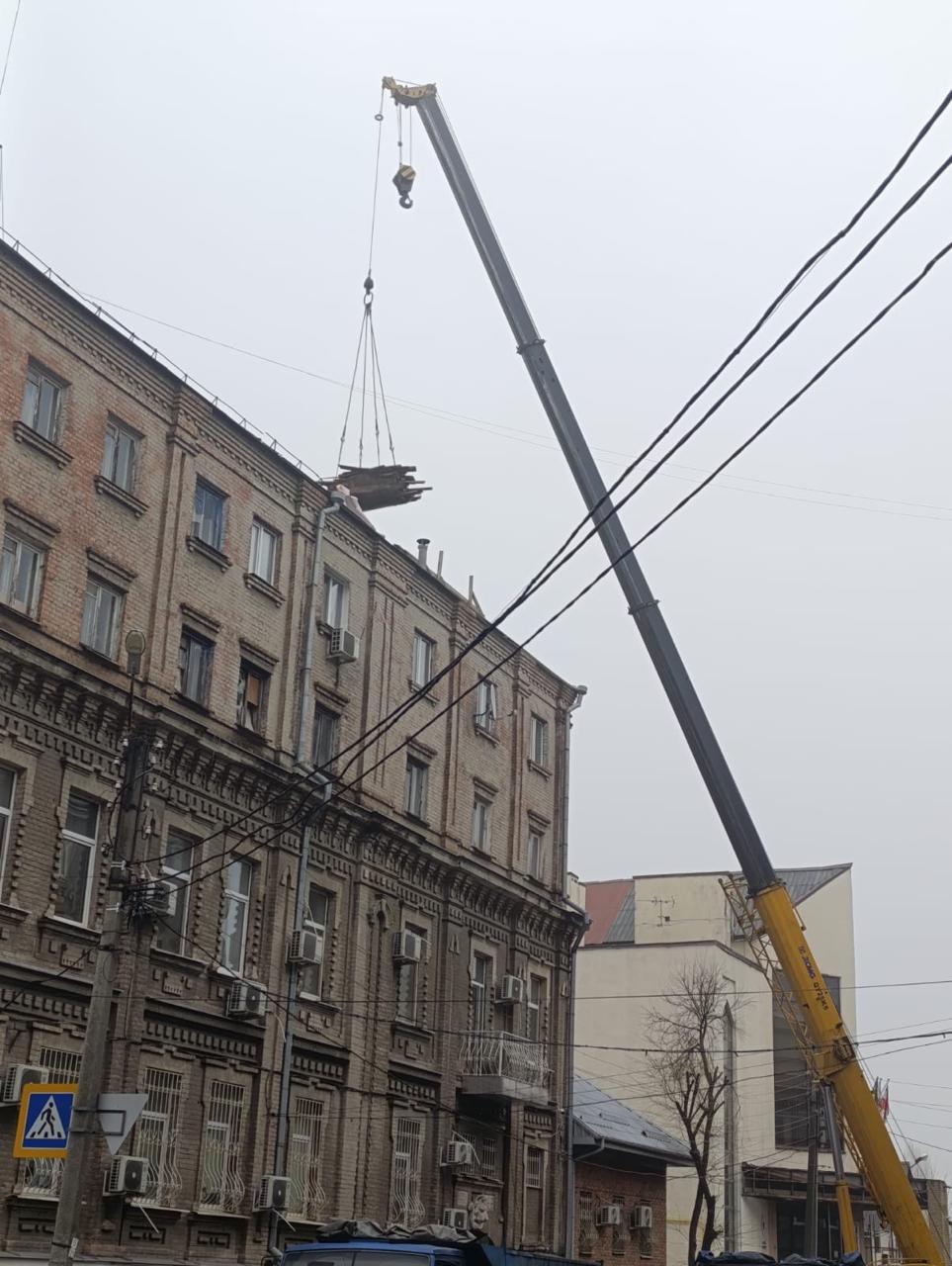 Фахівці ремонтують житловий будинок