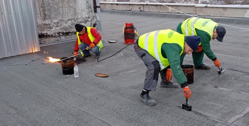 Фахівці ремонтують дахи 