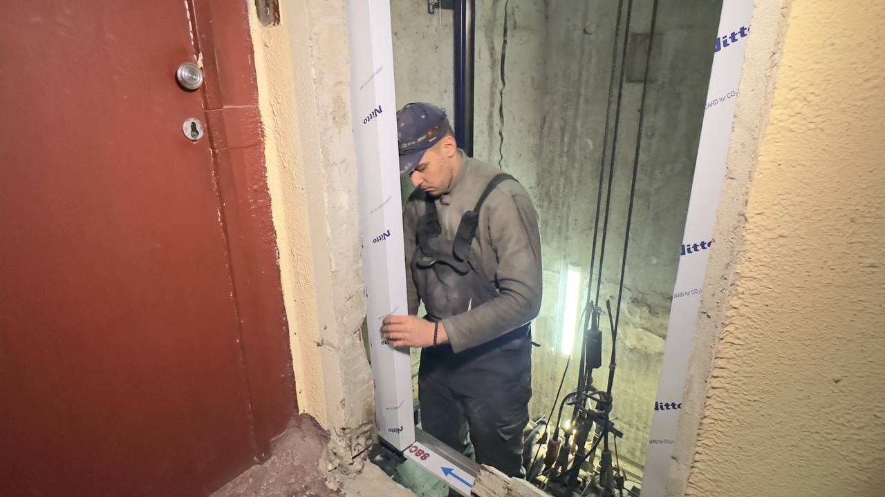 Триває відбудова зруйнованого будинку