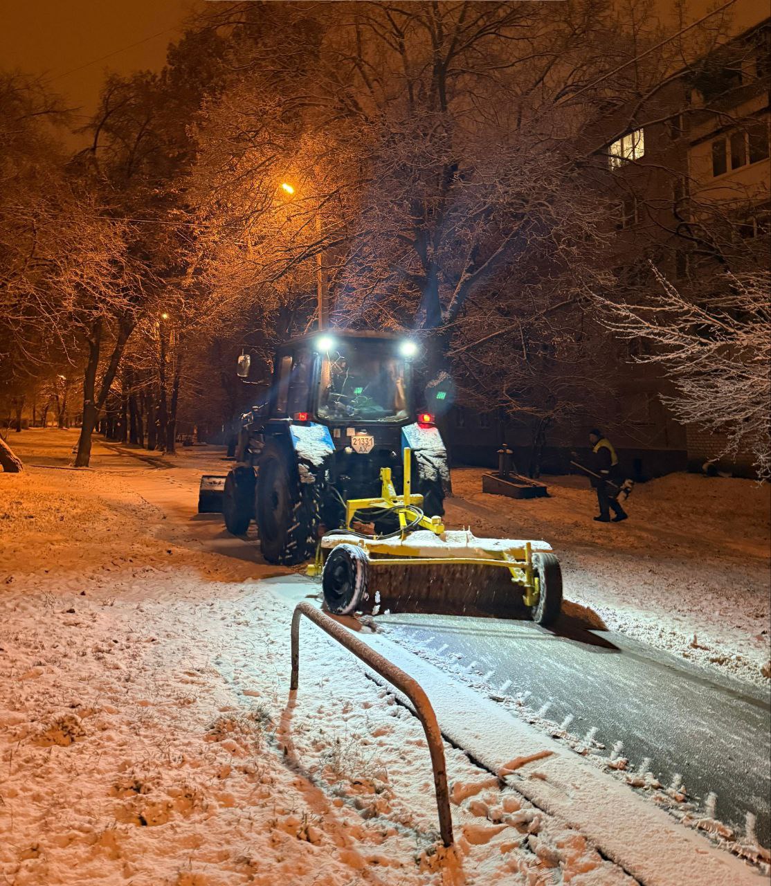 Прибирання снігу у Харкові 10 грудня 2025
