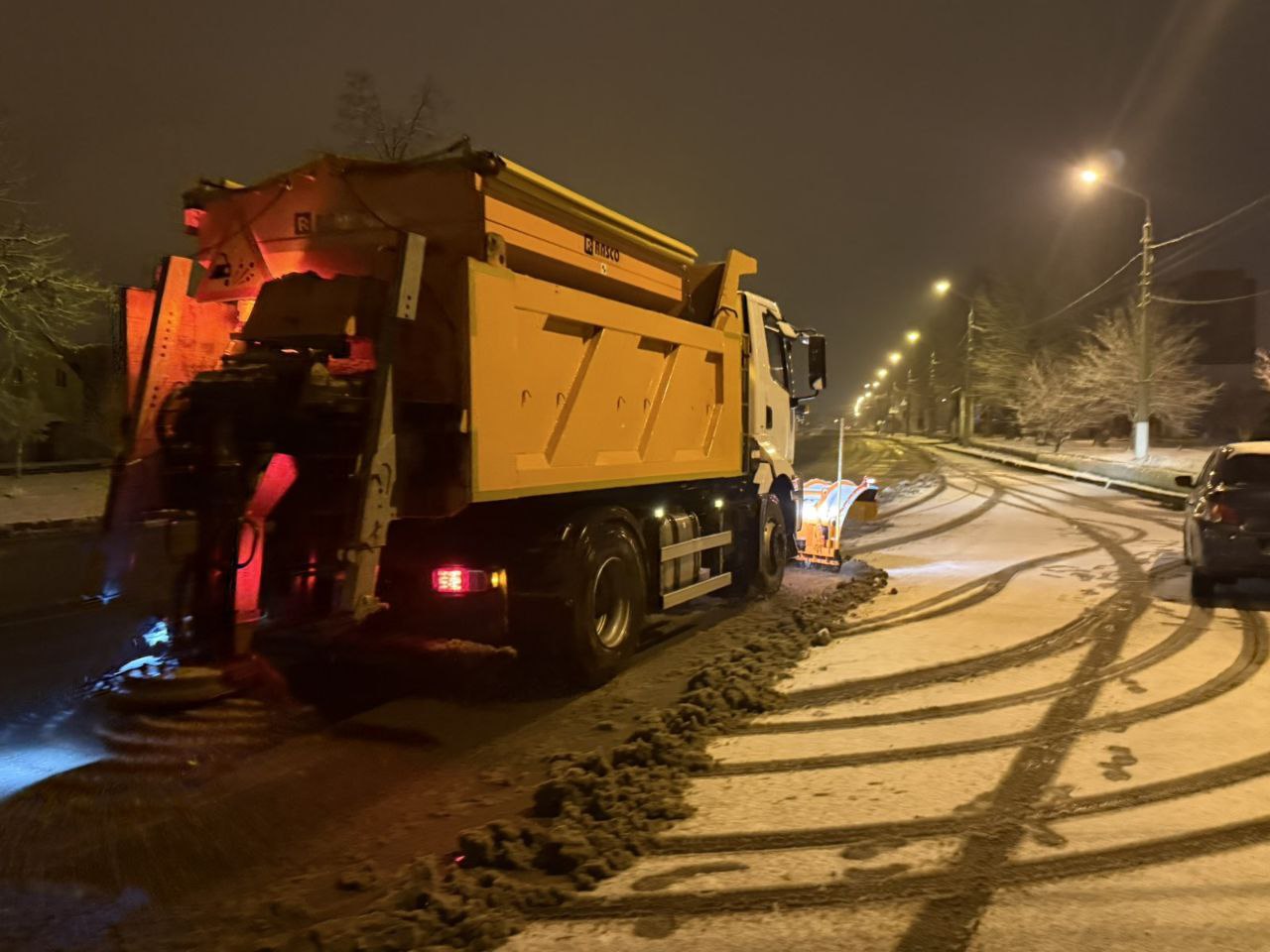 Комунальники прибирають сніг у Харкові 10.12.2025