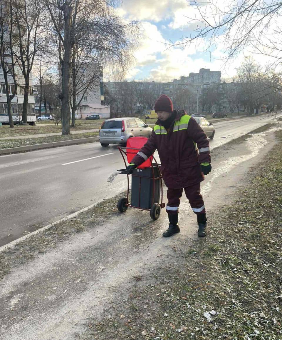 Харків, комунальники прибирають вулицю
