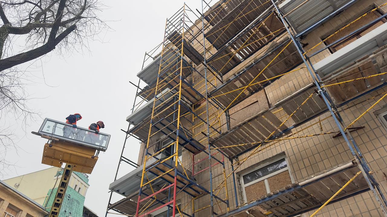 У Київському районі відновлюють багатоквартирний будинок після обстрілів