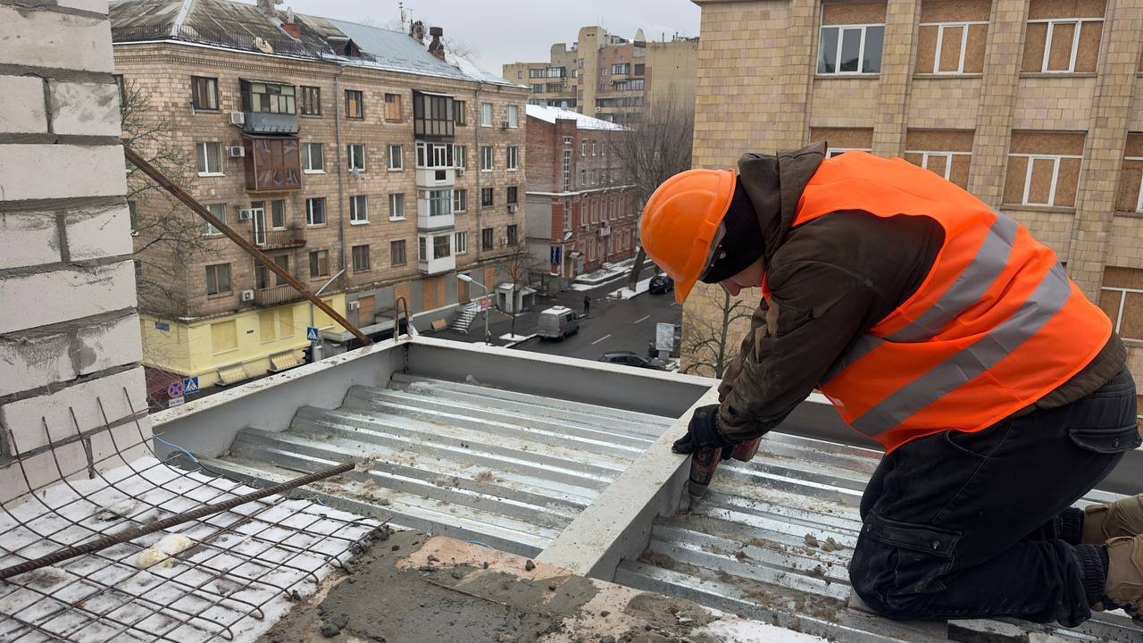 Фахівці ремонтують багатоповерхівку