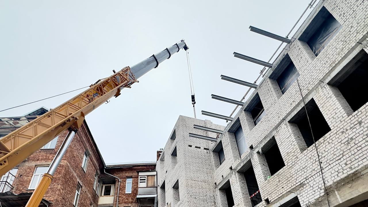 На вулиці Свободи ремонтують будинок