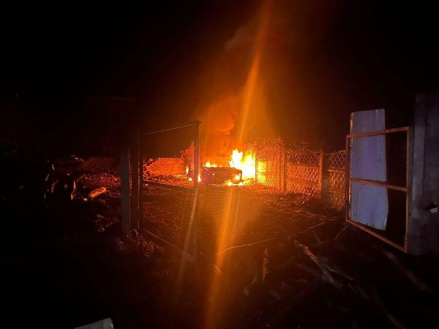 Автівка, знищена внаслідок атаки дрона &laquo;Герань-2&raquo; у Золочівській громаді