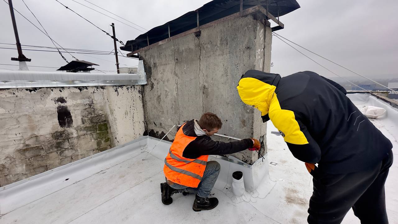 Триває капремонт даху багатоповерхівки