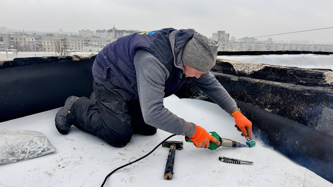 У Харкові відновлюють дах житлового будинку