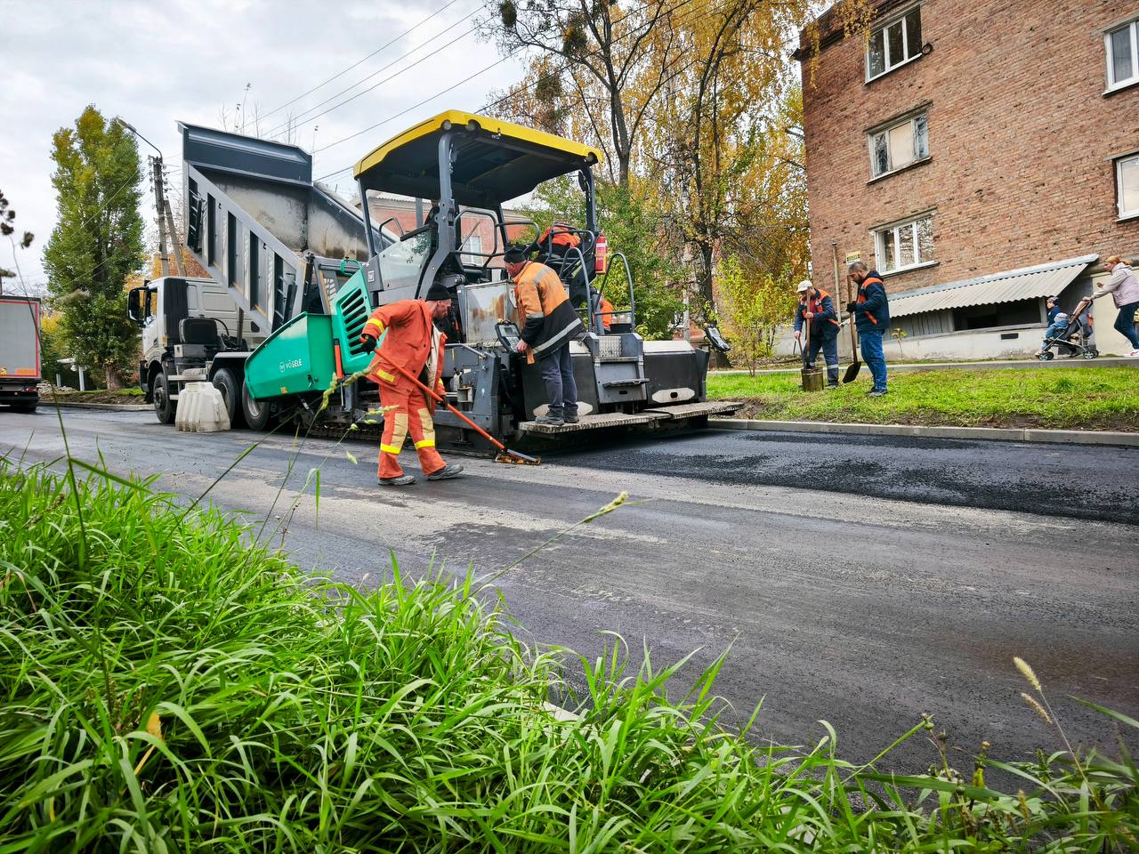 Дороги Харкова відновлюють після обстрілів