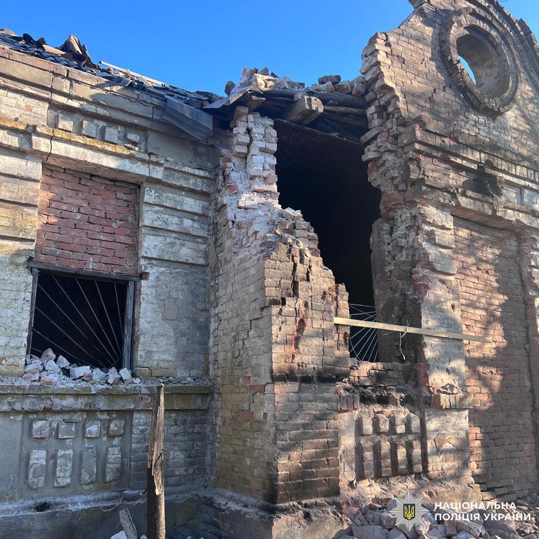 Зруйнована обстрілами будівля, Харківська область 25.12.2025