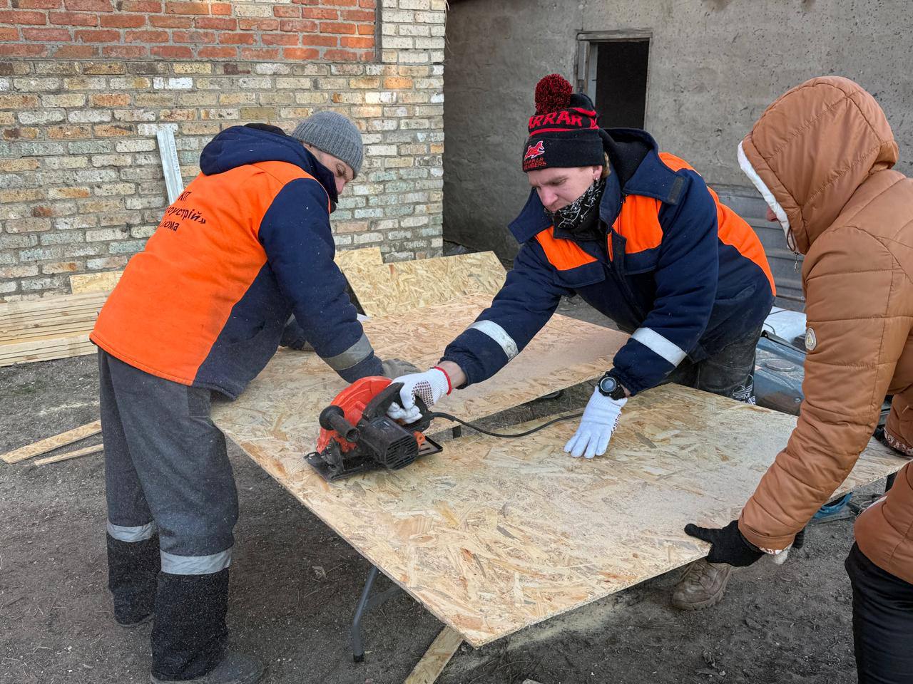 Комунальники ліквідовують наслідки обстрілів