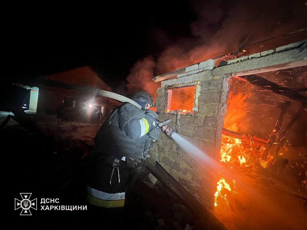 Рятувальники ліквідовують наслідки обстрілу