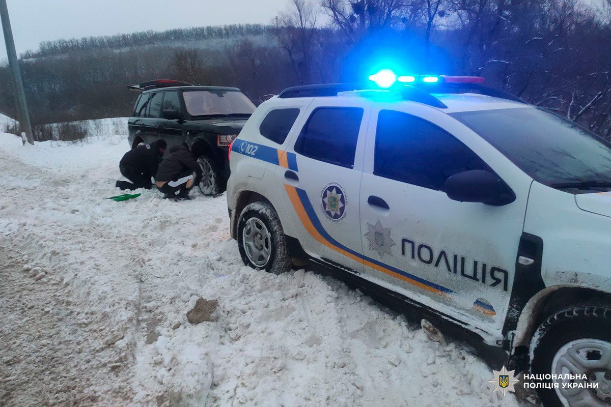 Поліцейські Харківщини надали допомогу водієві, який застряг на дорозі
