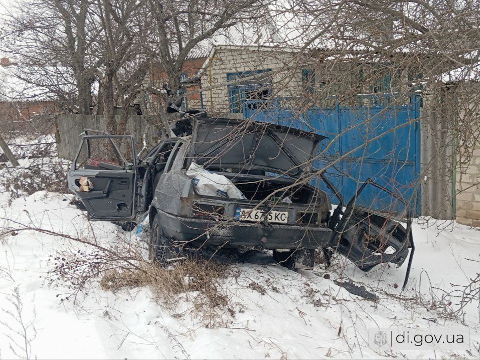 Пошкоджене авто унаслідок обстрілу