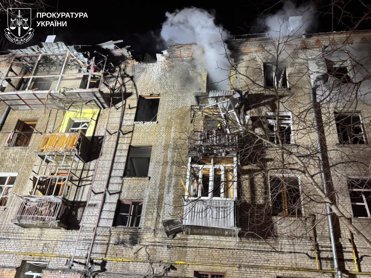 Пошкодження житлового будинку унаслідок обстрілу