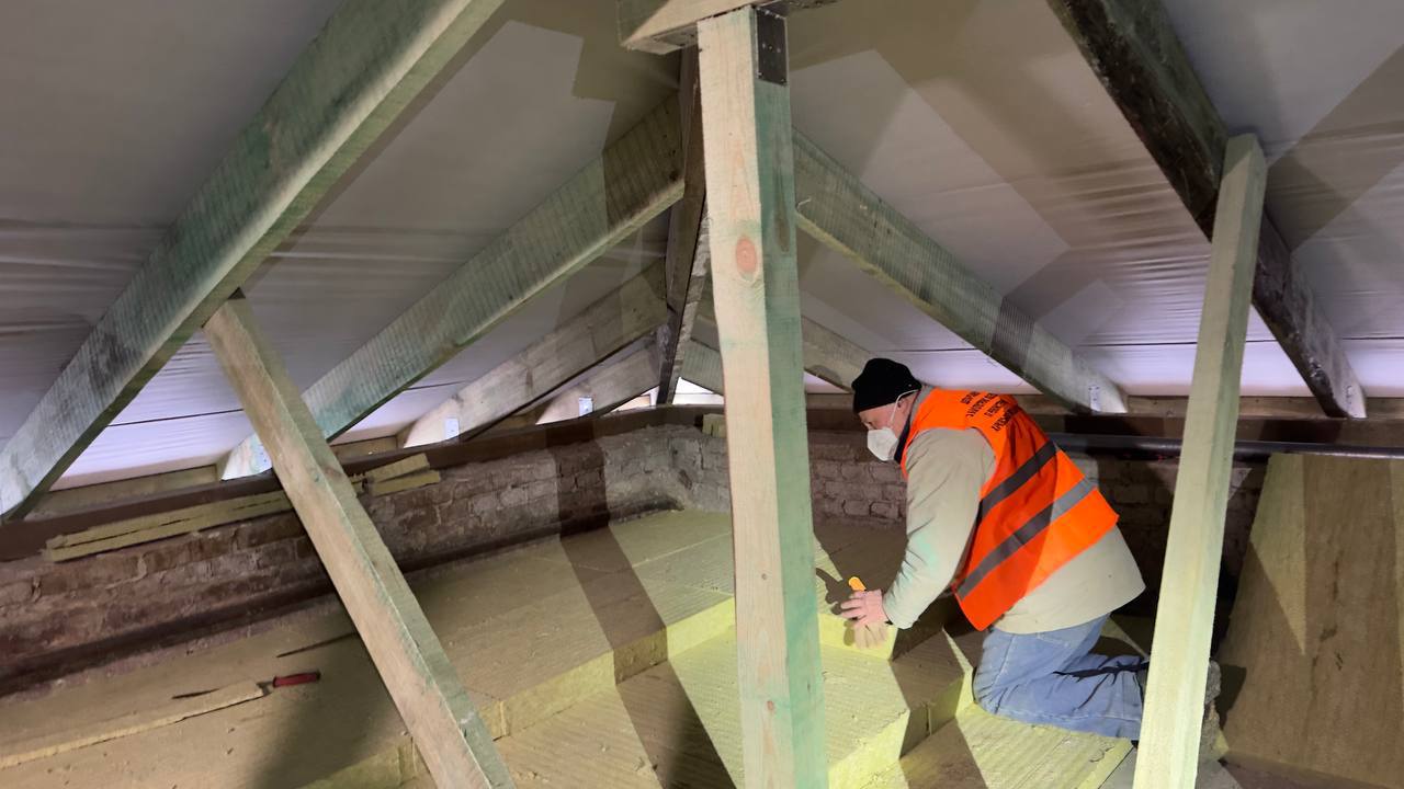 Фахівці відновлюють багатоквартирний будинок