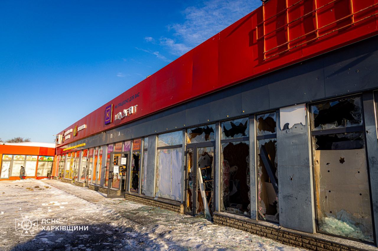 Кадри з місця удару по центральній частині Харкова