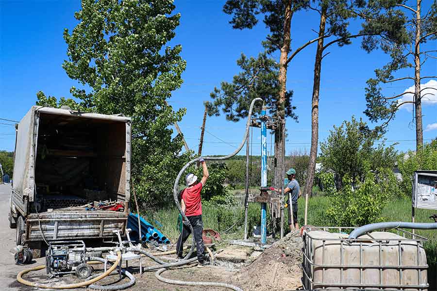 Підрядники облаштовують джерело питної води за підтримки Medair 