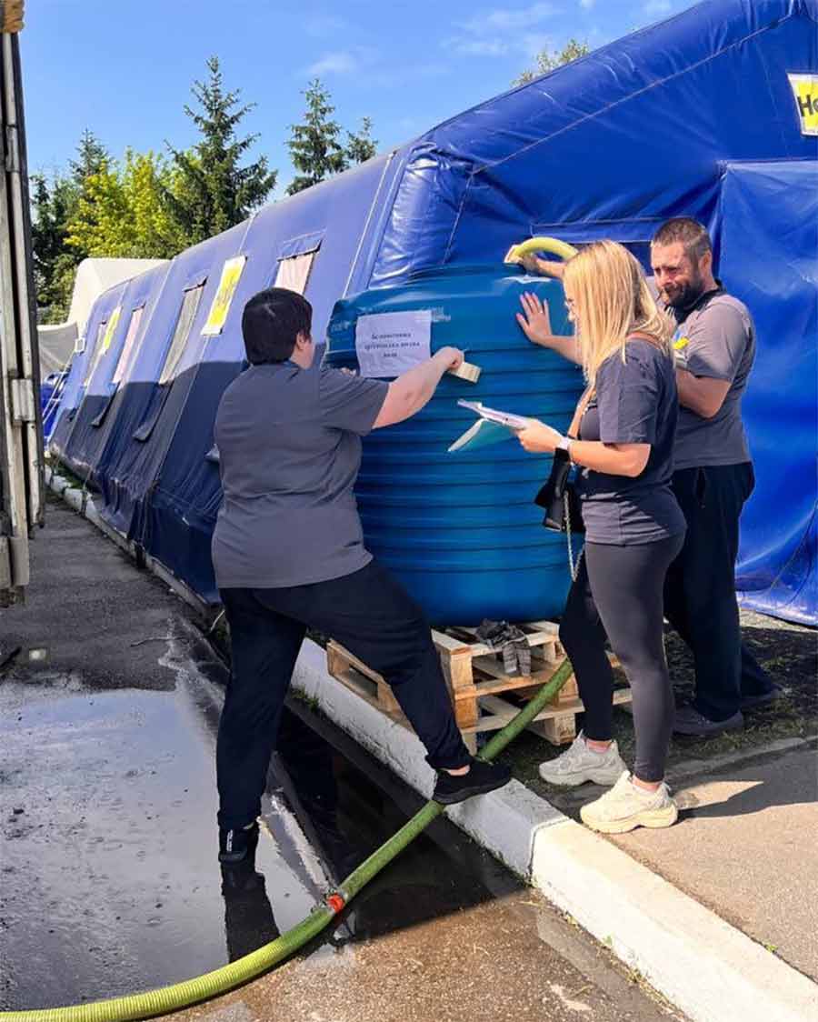 Благодійники забезпечують мешканців питною водою