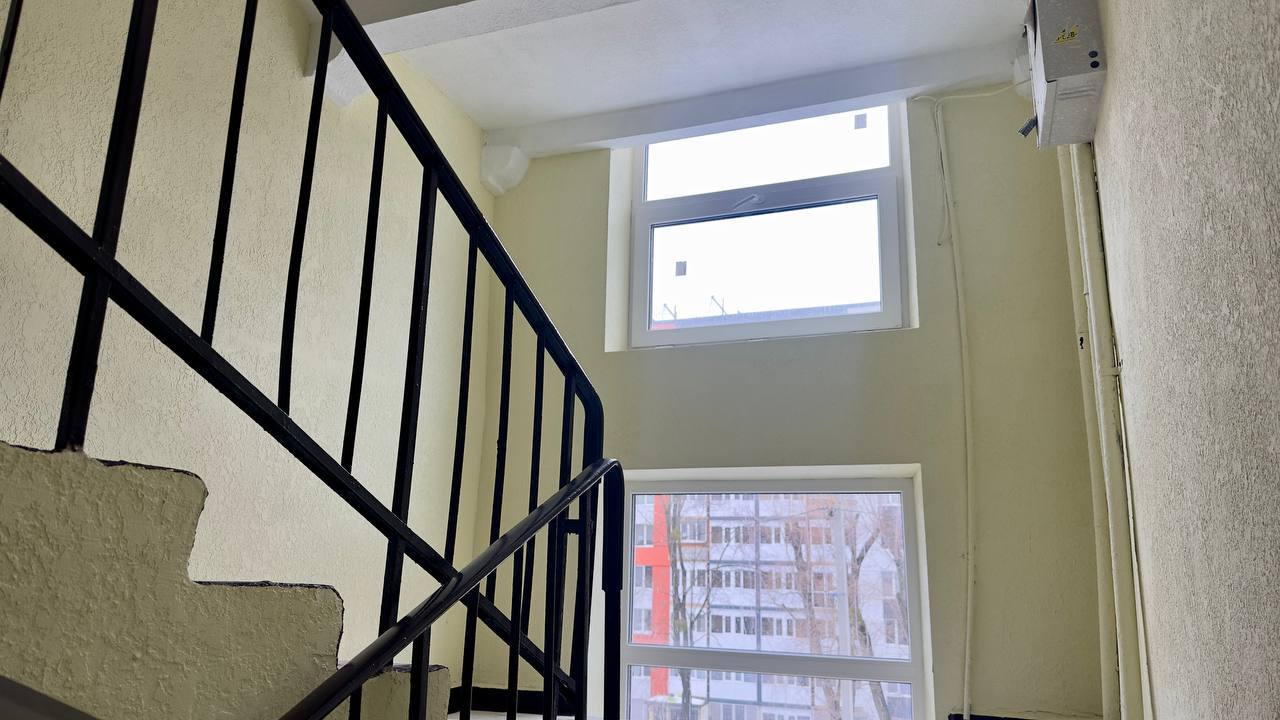 У Харкові відновлюють пошкоджену обстрілами багатоповерхівку