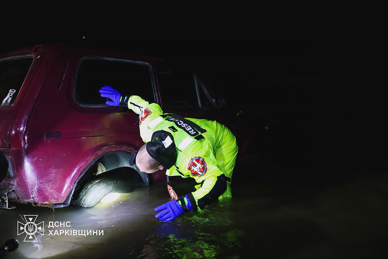 Рятувальники дістали авто з Лопані