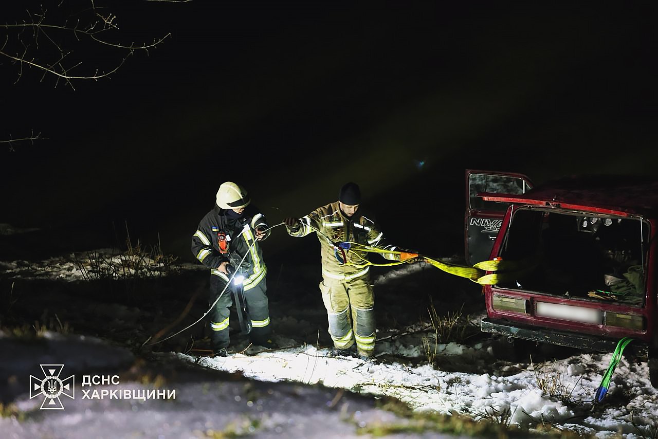 У Харкові водій без прав з&rsquo;їхав у водойму