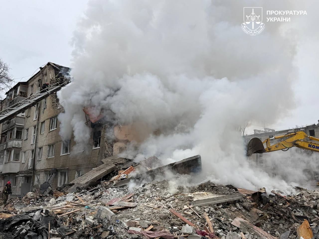 Росія вдарила ракетою по житловому будинку в Харкові