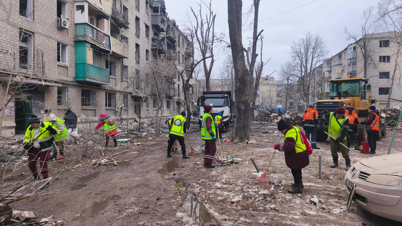 Комунальники ліквідовують наслідки обстрілу