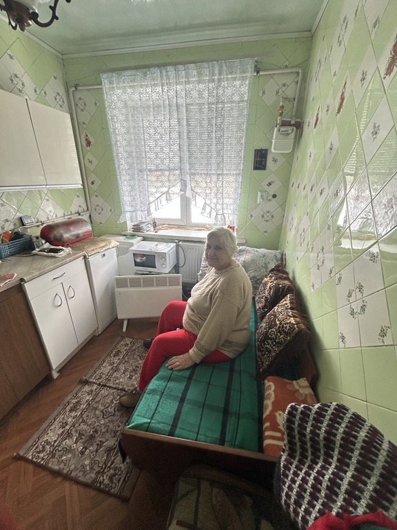 Жителька одного з будинків у Приколотному