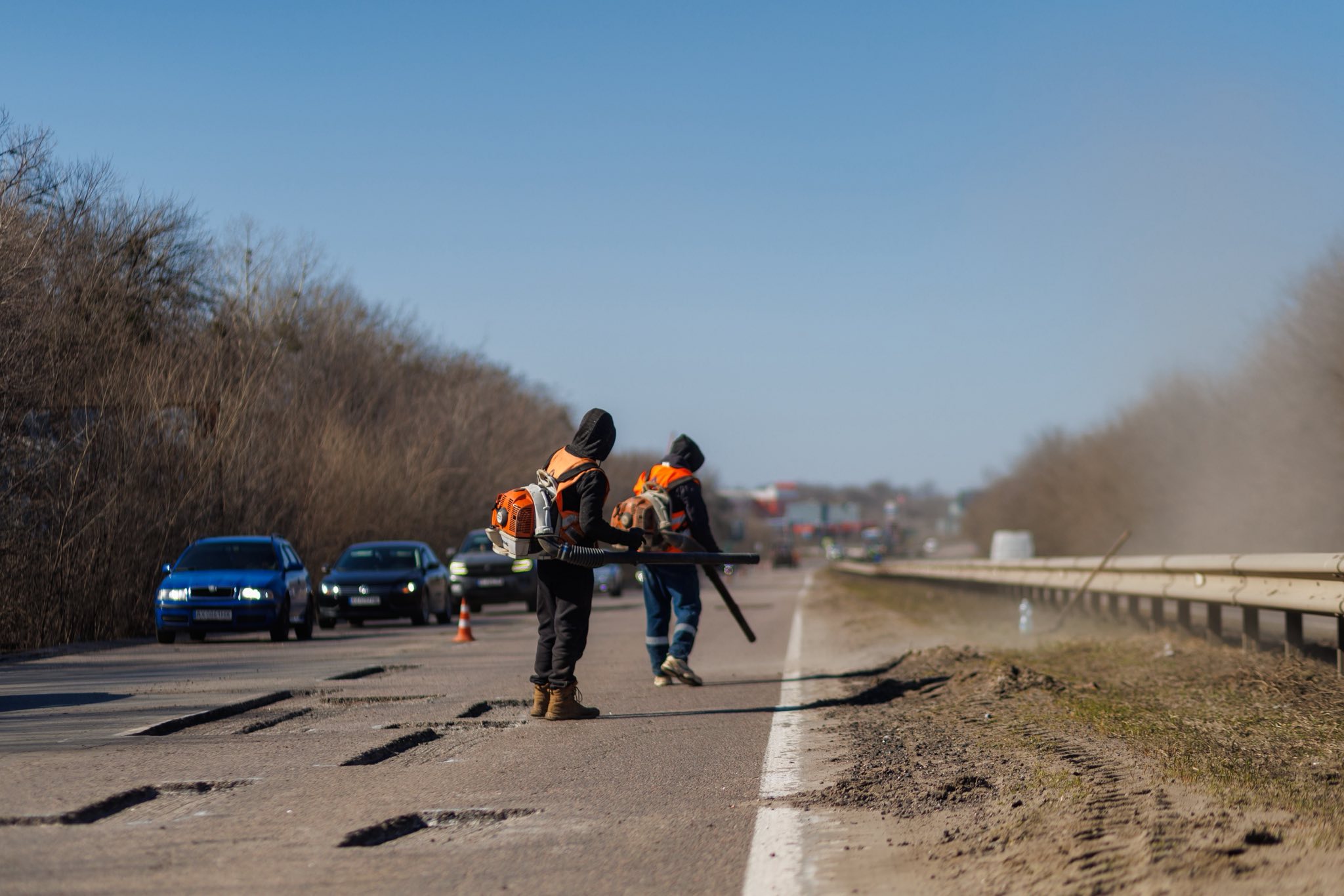 Крім того, найближчим часом очікується початок ремонту ще однієї важливої дороги &mdash; М-18 Харків &mdash; Сімферополь, яка перебуває у гіршому стані.  Зокрема, планують відремонтувати близько 35 тисяч квадратних метрів покриття на в&rsquo;їзді до Харкова, поблизу міста Берестин, а також на ділянці між Новою Водолагою та Мерефою.  Про початок цих робіт повідомлять додатково.