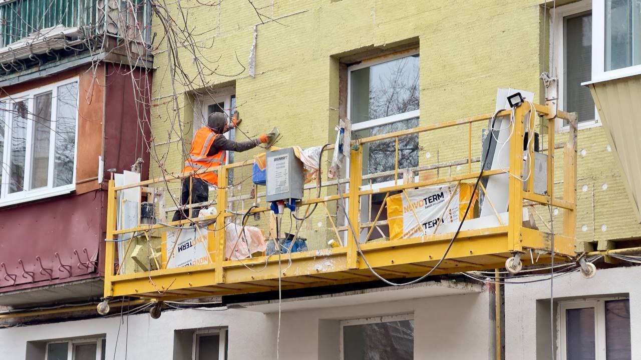 У Харкові відновлюють пошкоджений будинок