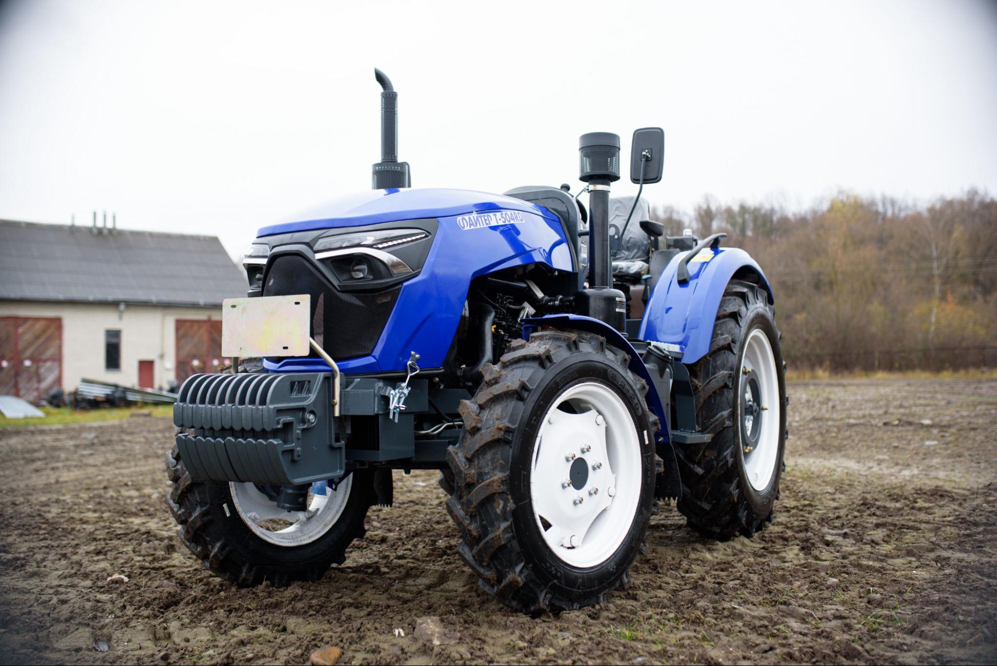 Трактор Файтер у полі