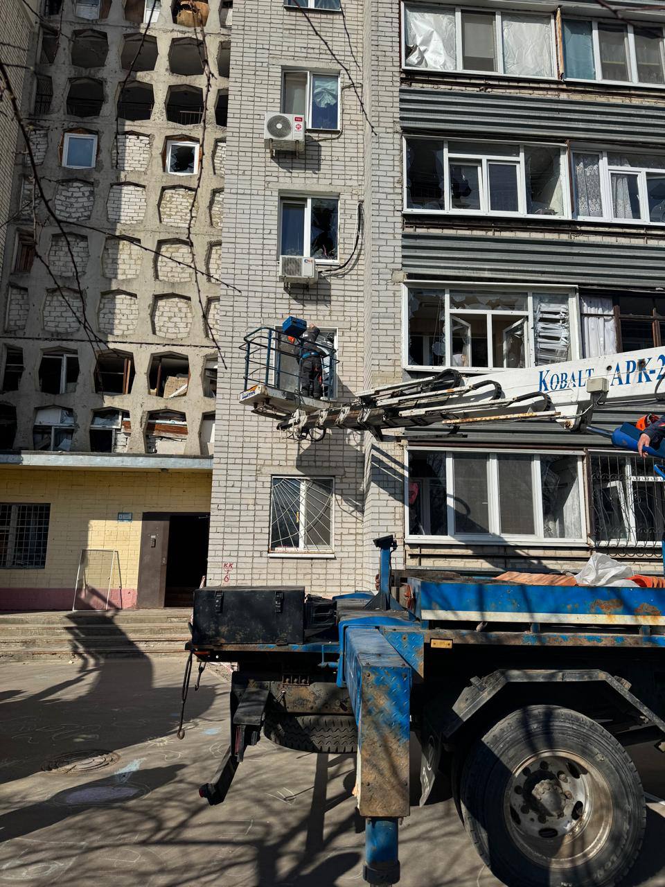 Фахівці закривають контури вибитих вікон