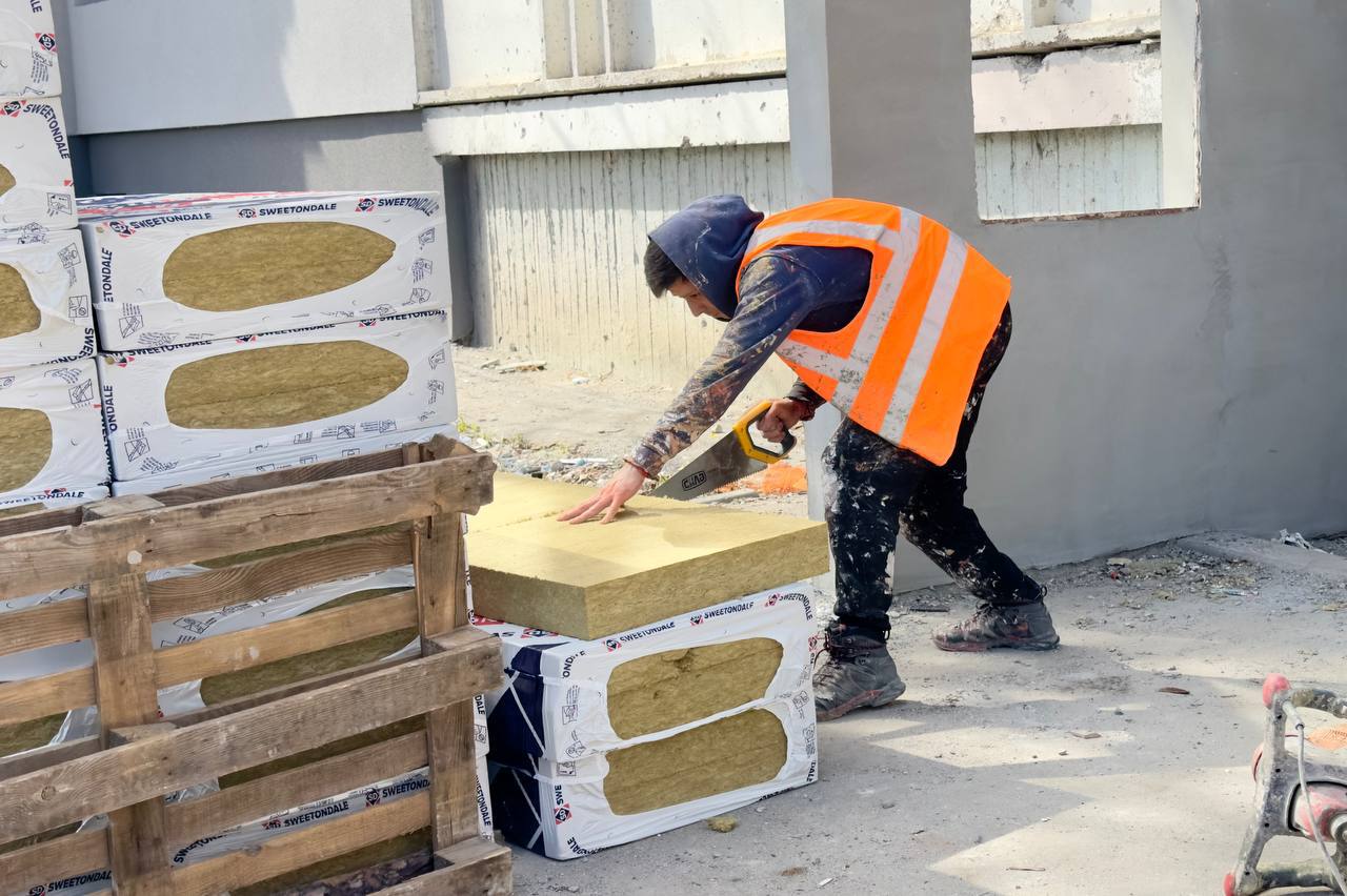 У Харкові відновлюють зруйновану багатоповерхівку