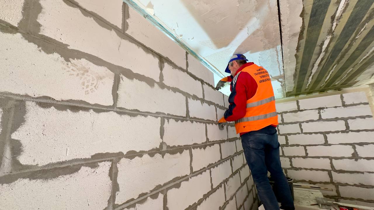 У Харкові відновлюють будинок після обстрілу