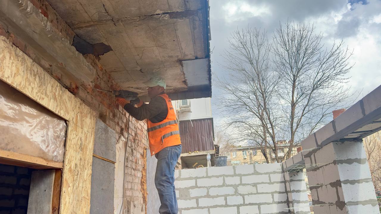 У Харкові відновлюють пошкоджений обстрілом будинок