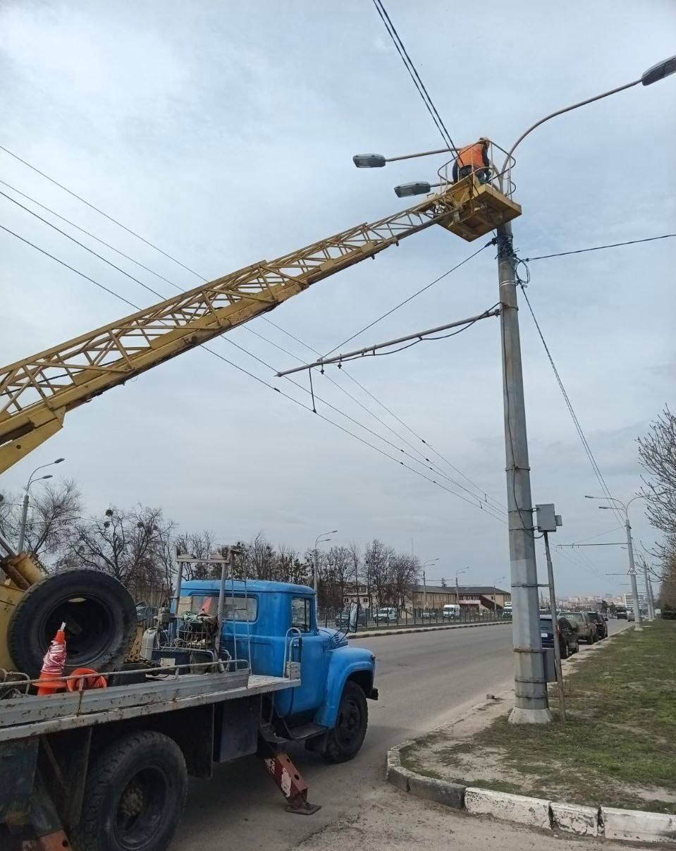 У Харкові відновлюють вуличне освітлення , квітень 2026