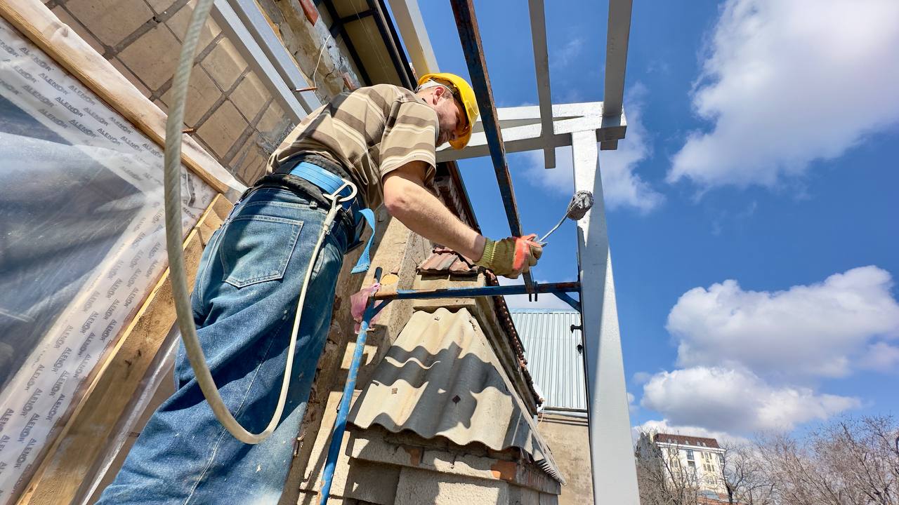 Відновлення житлового будинку після обстрілів