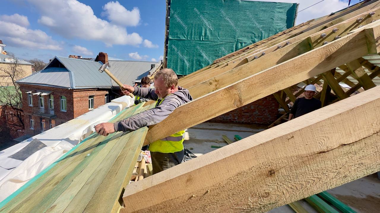 Відновлення житлового будинку після обстрілів