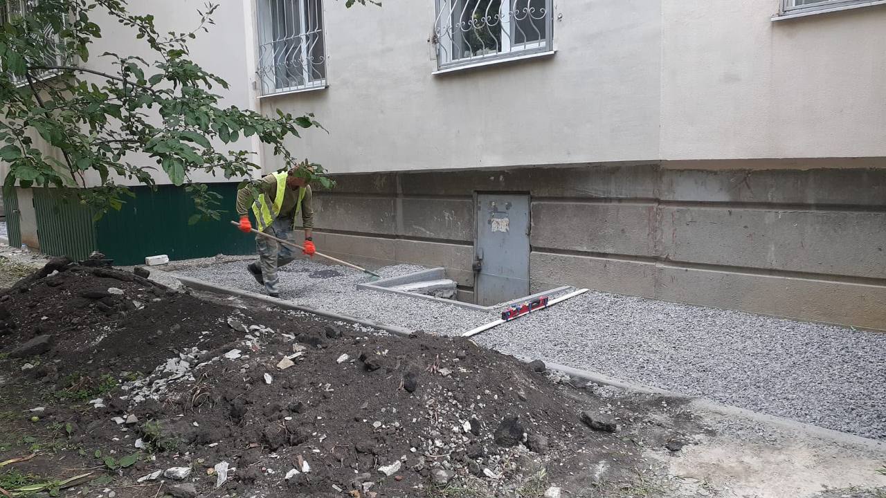 У Харкові ремонтують відмостки - 2