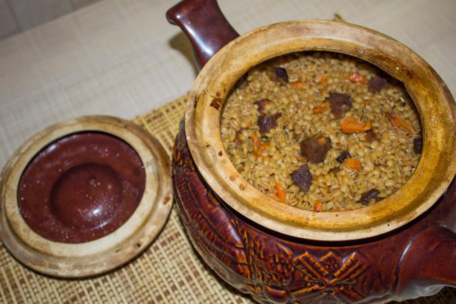 Перловая каша в горшочке. Перловка с мясом в горшочке. Перловая каша в горшочке в духовке. Перловка с мясом в горшке. Перловка с говядиной в горшочке в духовке.