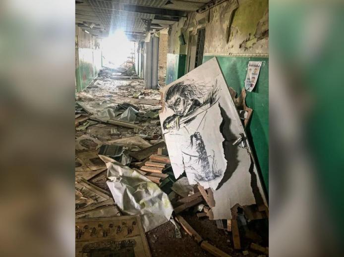 На світлинах зображені зруйновані школи в місті Куп'янськ, Харківська область